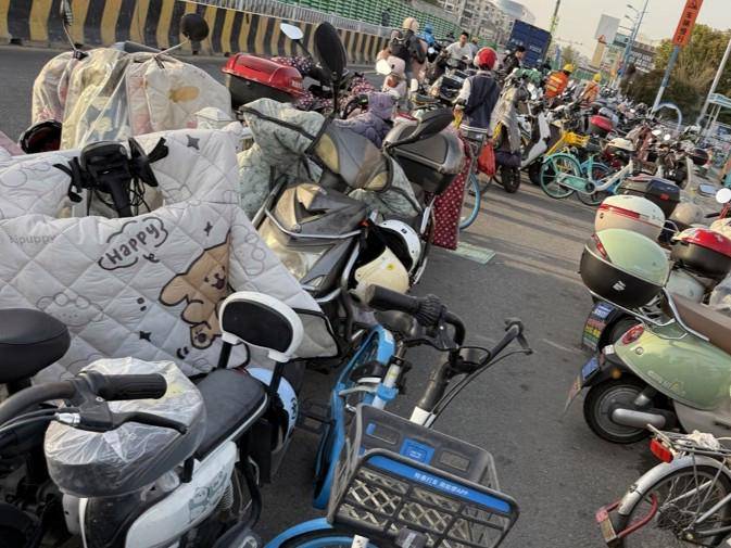 皇冠网址_上海女子崩溃：就住在地铁口皇冠网址，但出行一点也不方便！不到50米的路，充满各种障碍→