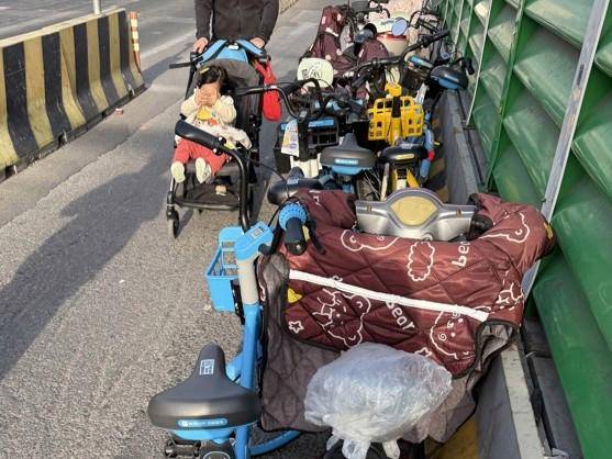 皇冠网址_上海女子崩溃：就住在地铁口皇冠网址，但出行一点也不方便！不到50米的路，充满各种障碍→