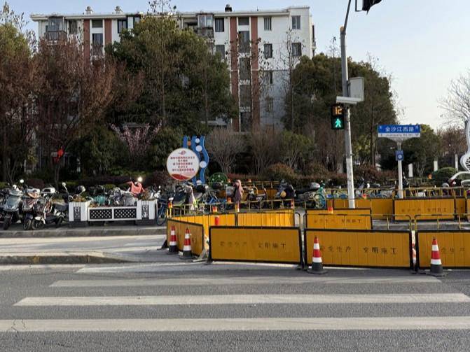 皇冠网址_上海女子崩溃：就住在地铁口皇冠网址，但出行一点也不方便！不到50米的路，充满各种障碍→