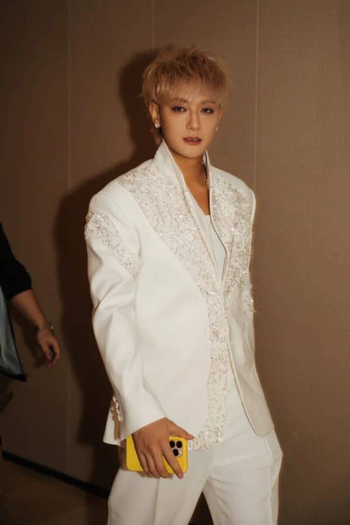 巴黎圣日耳曼vs阿斯顿维拉_黄子韬透露卫生巾工厂进展巴黎圣日耳曼vs阿斯顿维拉，妻子已试三四款：11日给大家免费试用