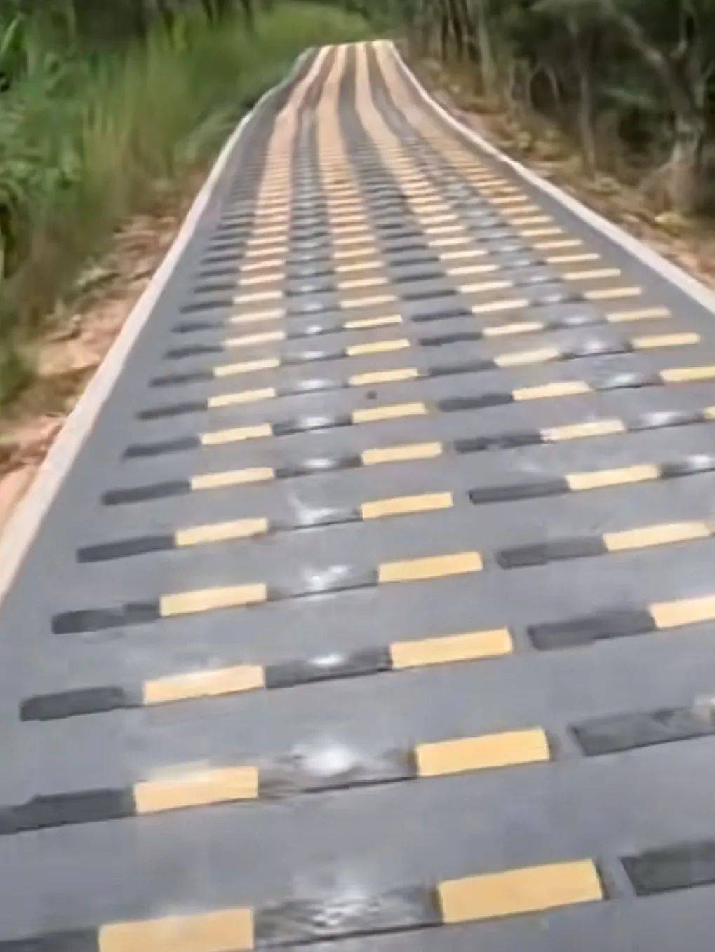 皇冠信用盘开户_深圳一绿道现“搓衣板式”减速带皇冠信用盘开户，网友直呼“反人类”，官方回应