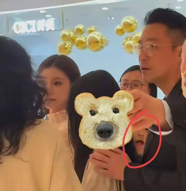 皇冠信用网代理_大S儿女回北京皇冠信用网代理，张兰拉着小玥儿逛街，网友夸汪小菲好帅