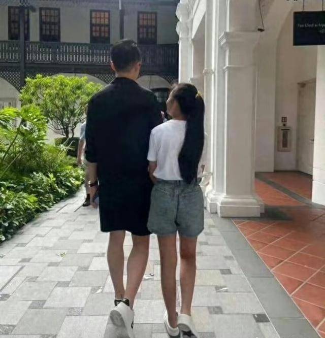 皇冠信用网代理_大S儿女回北京皇冠信用网代理，张兰拉着小玥儿逛街，网友夸汪小菲好帅