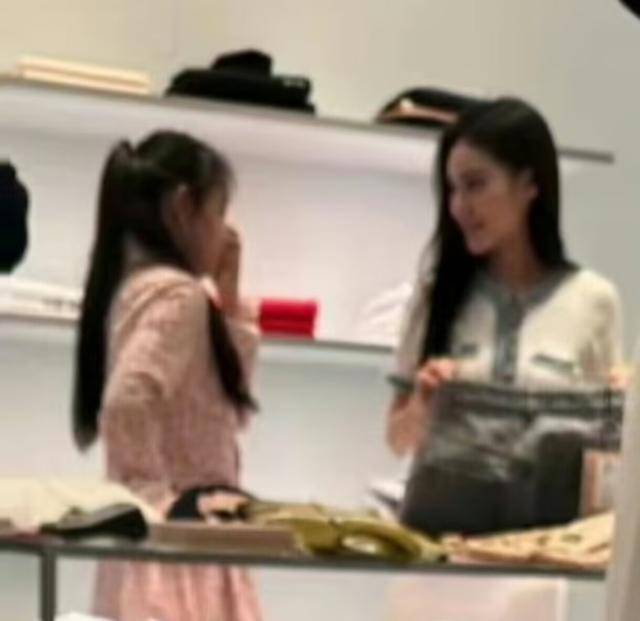 皇冠信用网代理_大S儿女回北京皇冠信用网代理，张兰拉着小玥儿逛街，网友夸汪小菲好帅