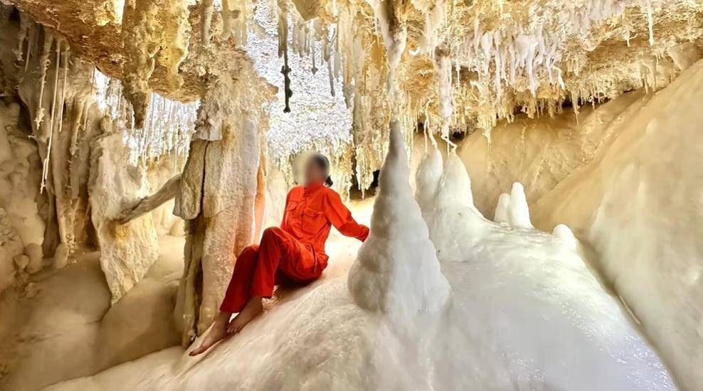 皇冠信用網代理流程_女子赤脚踏入4.8亿年“地下水晶宫晶花池” 拍照皇冠信用網代理流程，当地官方回应：其为招商对象，目前洞穴已封闭