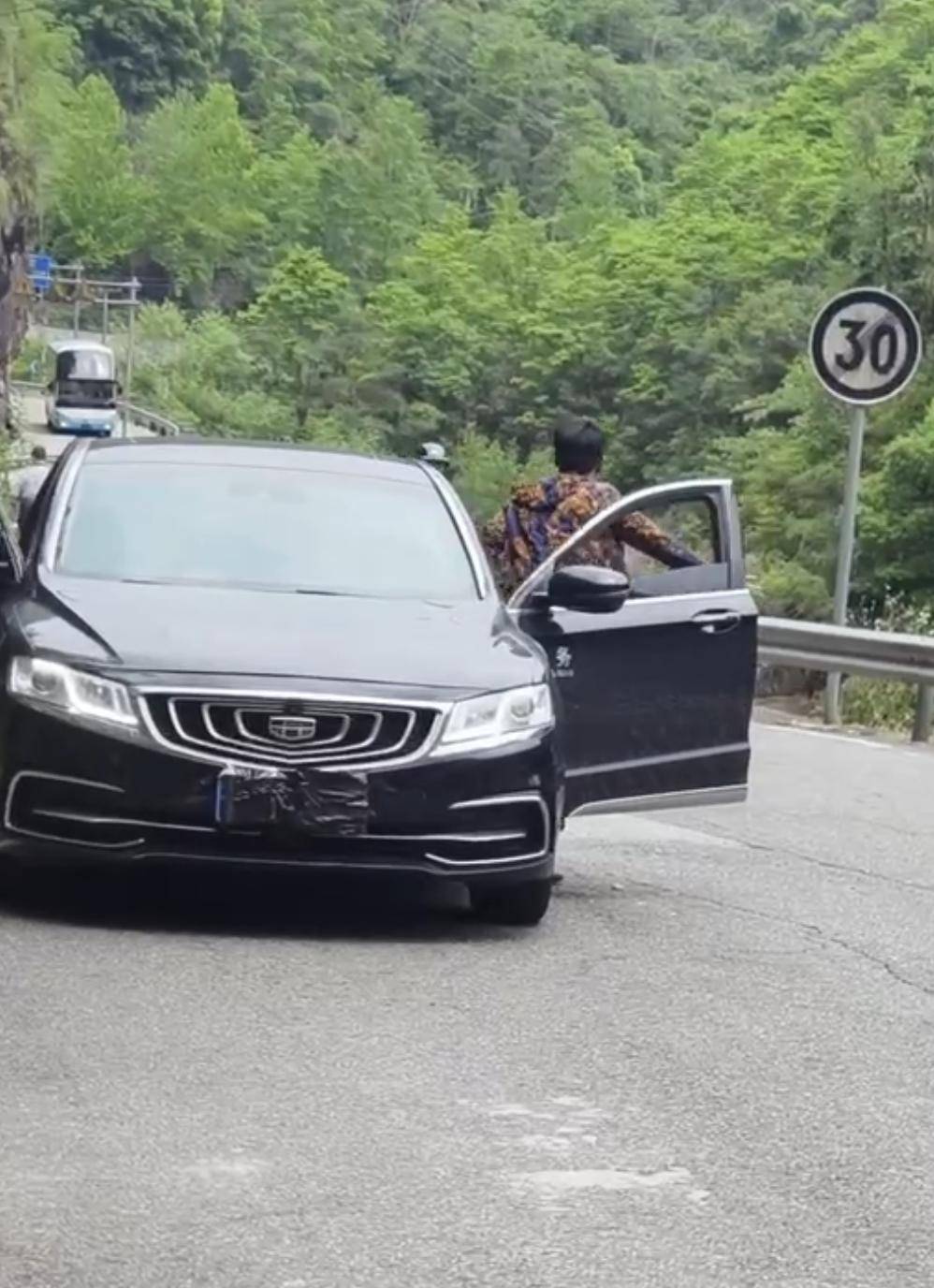 皇冠信用网址_网友称风景区内“公务车”遮挡前后牌；永嘉交警：已关注皇冠信用网址，正核实