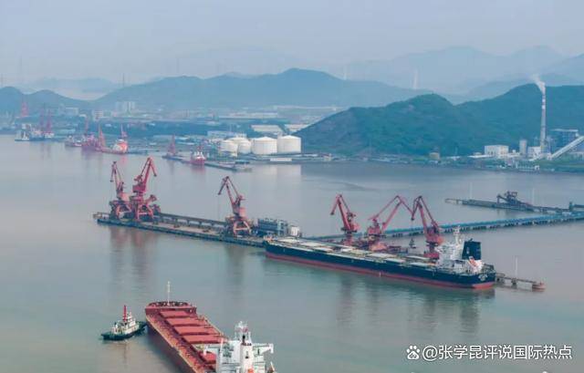 皇冠信用網代理登3_40艘大船停靠中国舟山港皇冠信用網代理登3，特朗普不长记性，中国早把后路设计好了