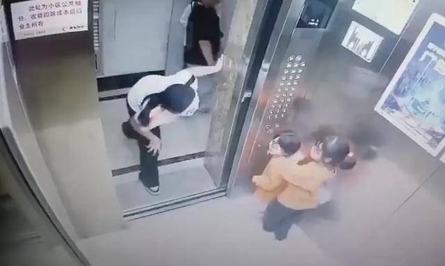 皇冠信用平台出租出售_两幼童电梯里遭面具人吓哭皇冠信用平台出租出售，对方多次阻止电梯门关闭！家长已带孩子看心理医生