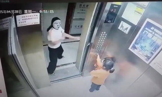 皇冠信用平台出租出售_两幼童电梯里遭面具人吓哭皇冠信用平台出租出售，对方多次阻止电梯门关闭！家长已带孩子看心理医生