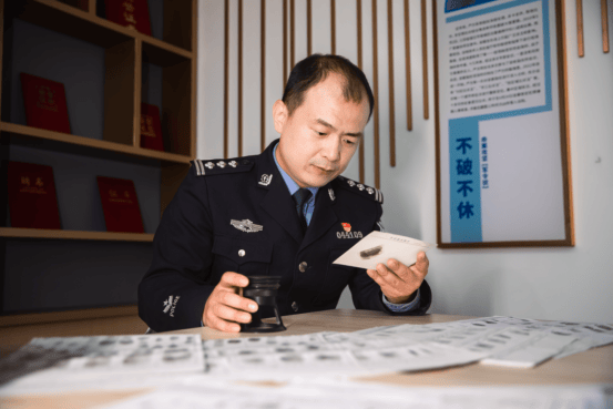 hga025开户_苏州民警严方：840余万枚指纹、9000余起案件hga025开户，他在方寸间寻找真相