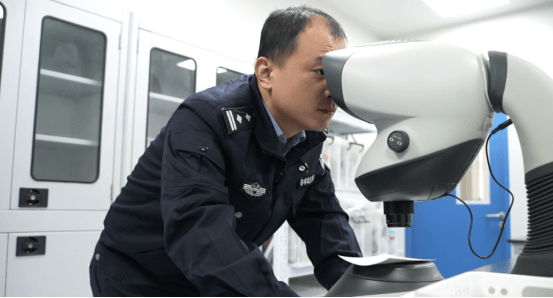 hga025开户_苏州民警严方：840余万枚指纹、9000余起案件hga025开户，他在方寸间寻找真相