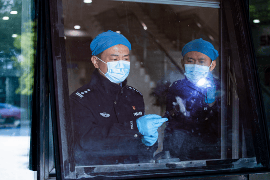 hga025开户_苏州民警严方：840余万枚指纹、9000余起案件hga025开户，他在方寸间寻找真相