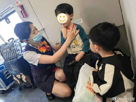 皇冠登2代理_母亲下车透气错过上车遗留两小孩皇冠登2代理，7小时后到站爸爸来接