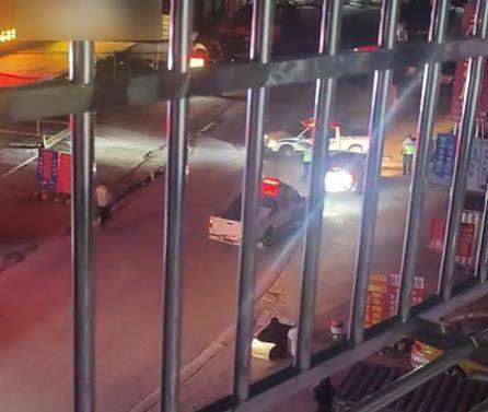 皇冠皇冠信用网平台_玉林街头两警车深夜围堵轿车皇冠皇冠信用网平台，警方：正常执法查酒驾