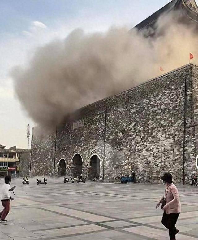 如何代理皇冠信用网_专家分析鼓楼瓦片脱落原因 屋面坡度或过陡