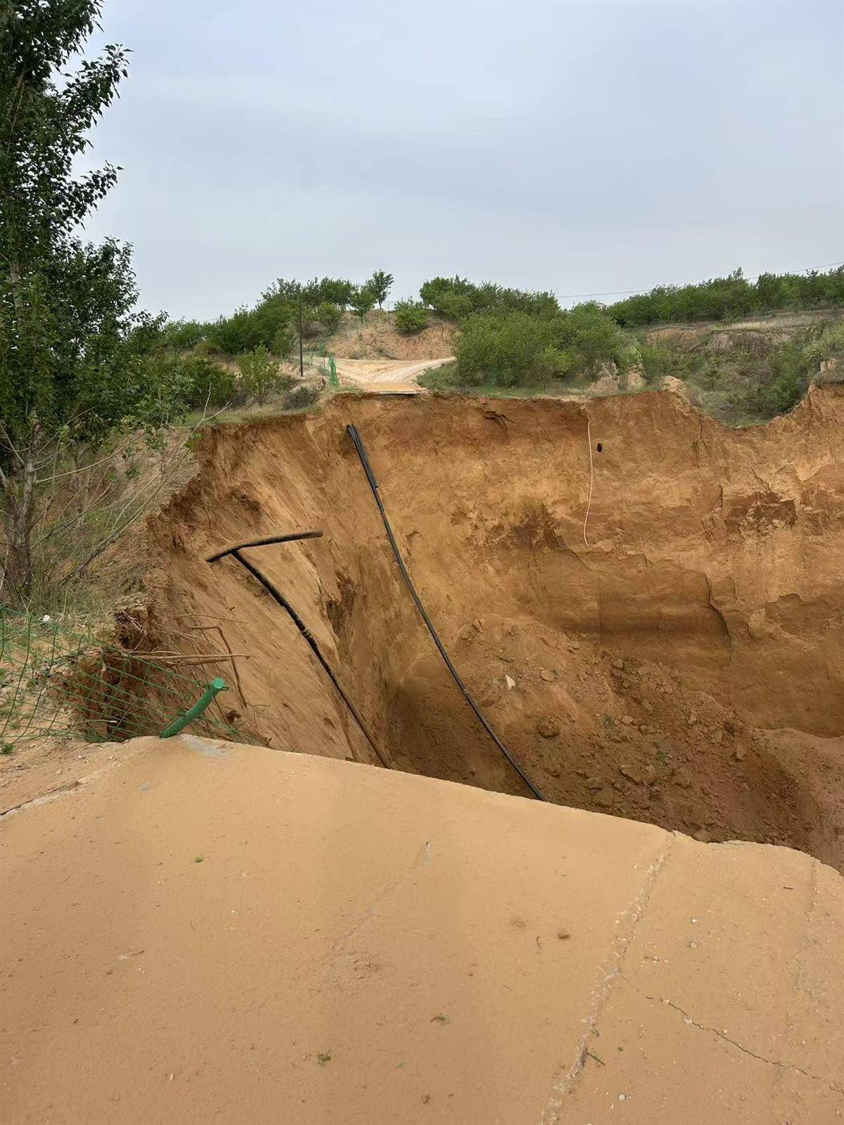 皇冠足球平台代理_内蒙古一地塌陷形成巨大“天坑”皇冠足球平台代理，坑底不断往外喷土，专家分析系“砂涌”，当地政府人员：具体原因正在调查