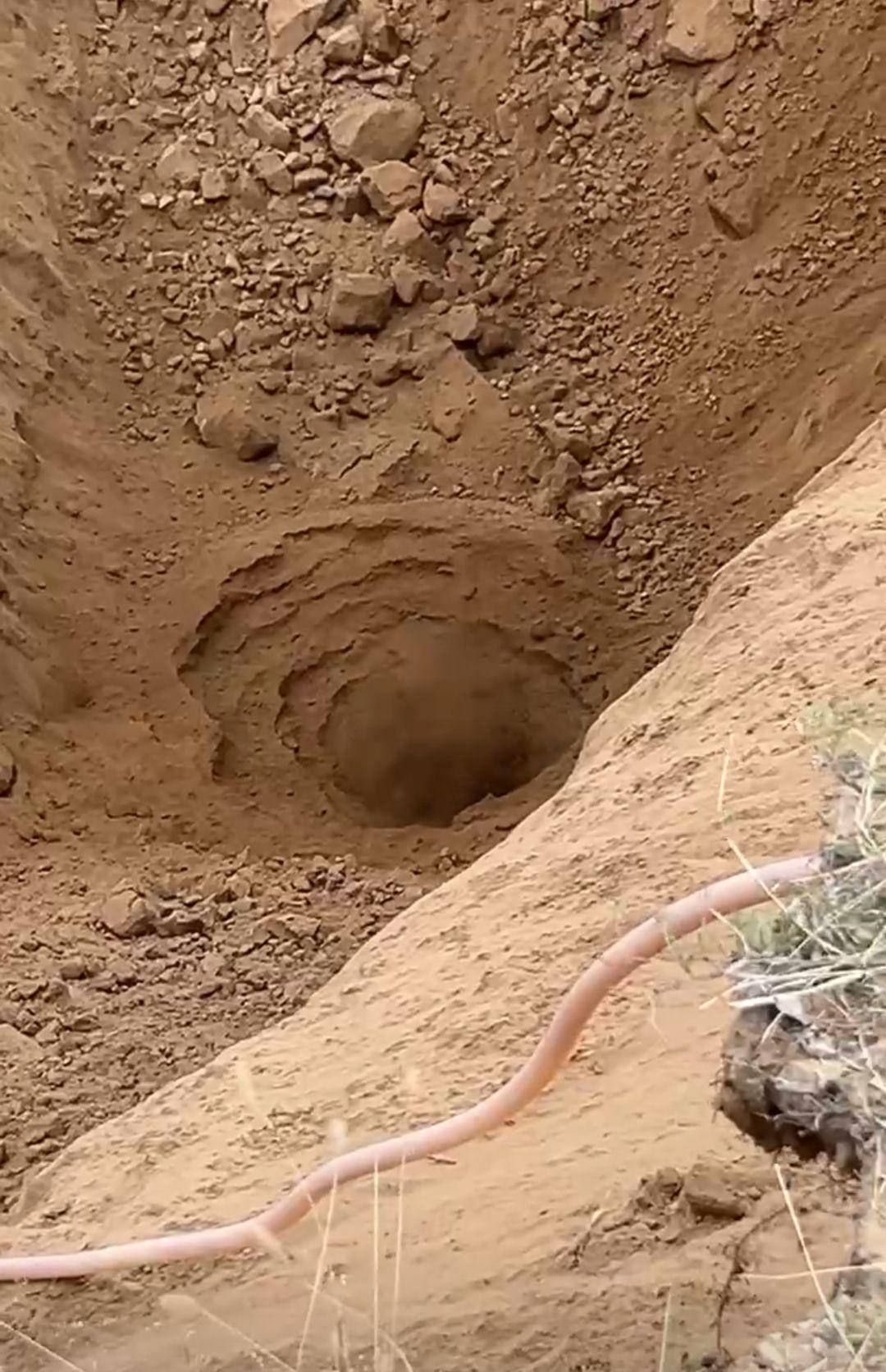 皇冠足球平台代理_内蒙古一地塌陷形成巨大“天坑”皇冠足球平台代理，坑底不断往外喷土，专家分析系“砂涌”，当地政府人员：具体原因正在调查