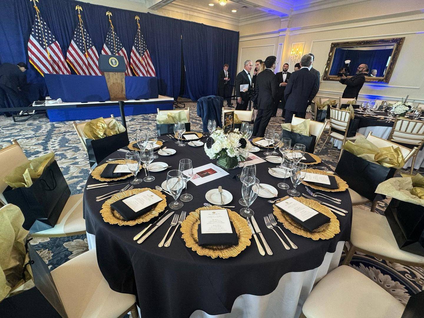 皇冠登3代理申请_220位宾客人均花178万美元买币皇冠登3代理申请，出席特朗普晚宴后多人吐槽：不如廉价航空餐