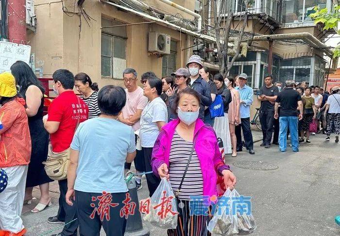 如何申请皇冠信用網_顾客不惜排队三小时如何申请皇冠信用網，济南这个小摊你知道吗？