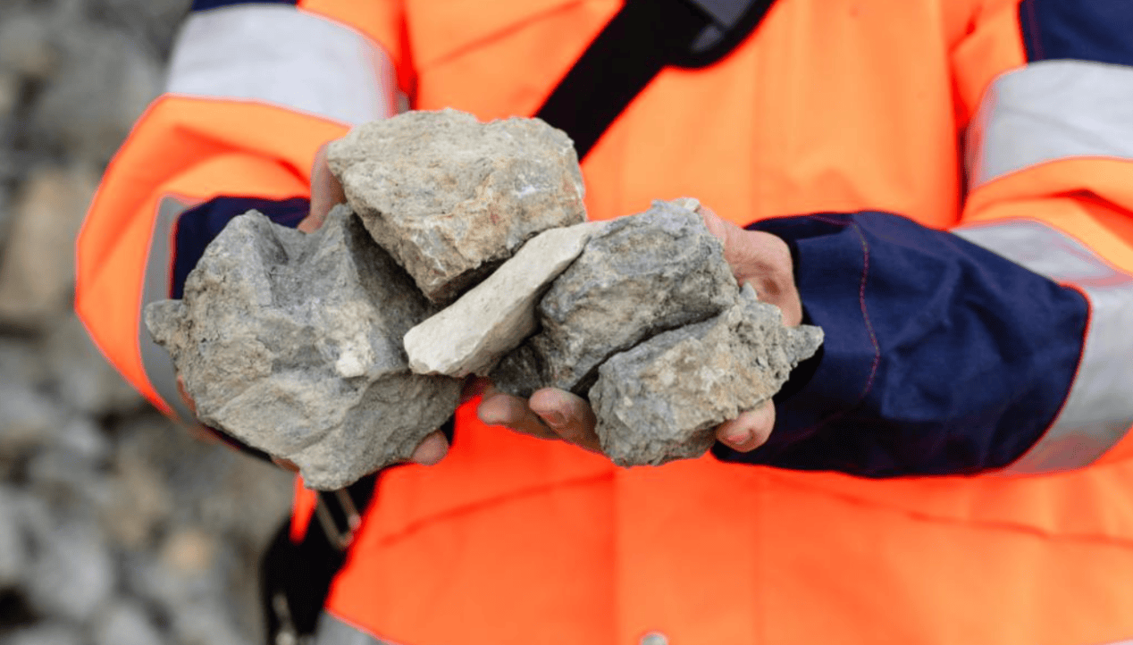 足球比赛外围买球网站_特朗普自知事态严重足球比赛外围买球网站，喊话中国7天内见一面，外交部打开天窗说亮话
