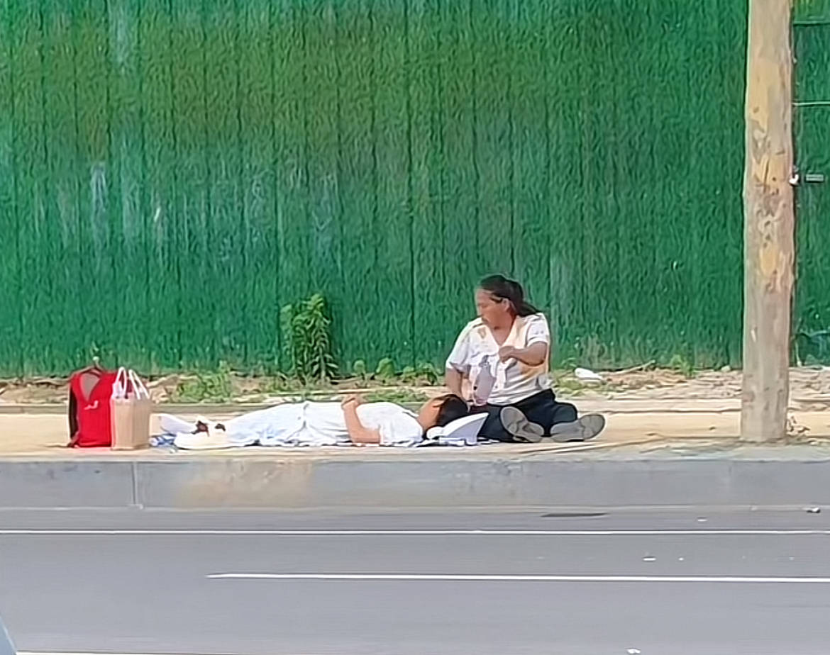 皇冠信用網出租_菏泽一高考考生午休躺在路边休息皇冠信用網出租，家人在旁不停扇扇子感动网友 ，拍摄者：递了两瓶水