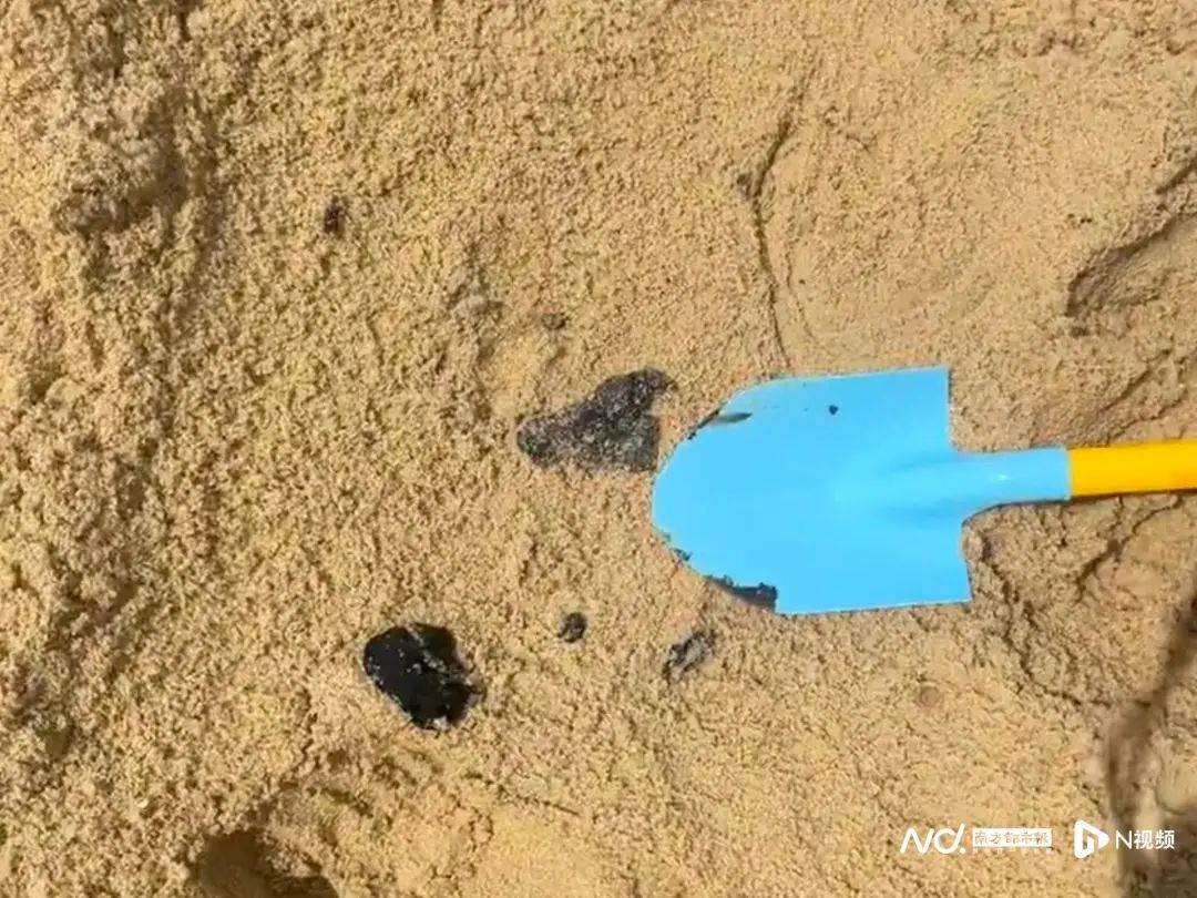 皇冠登3管理出租_“擦都擦不掉”！多名网友反映深圳大梅沙现黑色油污皇冠登3管理出租，味道刺鼻！官方回应