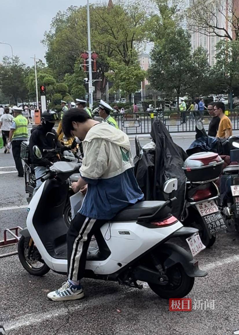 怎么开通皇冠信用开户_“我妈记错时间了！”高考第二天怎么开通皇冠信用开户，连续两名考生向记者借手机联系家长