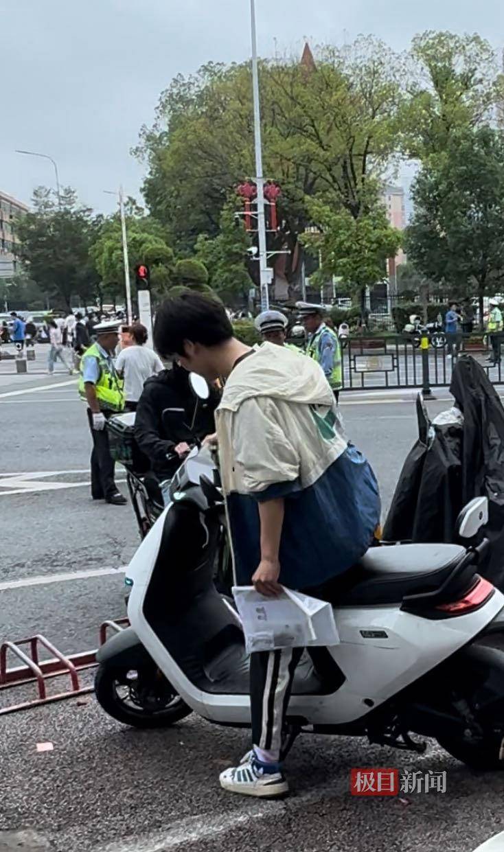 怎么开通皇冠信用开户_“我妈记错时间了！”高考第二天怎么开通皇冠信用开户，连续两名考生向记者借手机联系家长