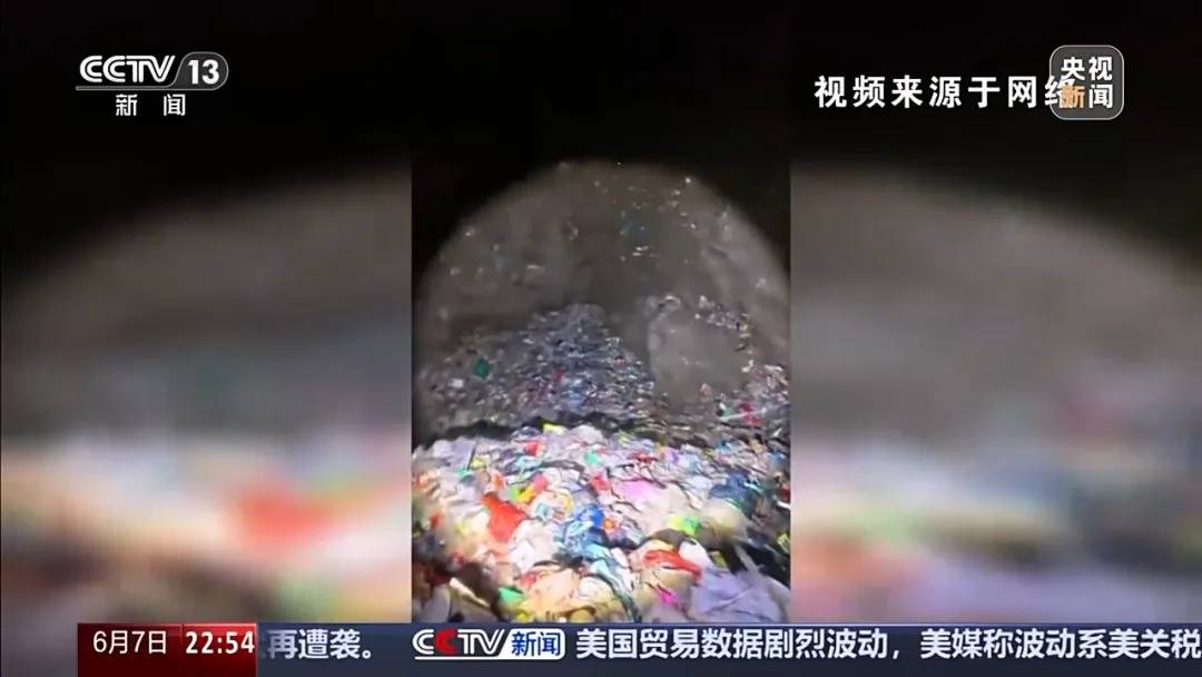 皇冠球网怎么做代理_张家界一天然溶洞垃圾堆积皇冠球网怎么做代理，当地一村支书威胁谁来天坑拍照就打，官方通报：已停职检查