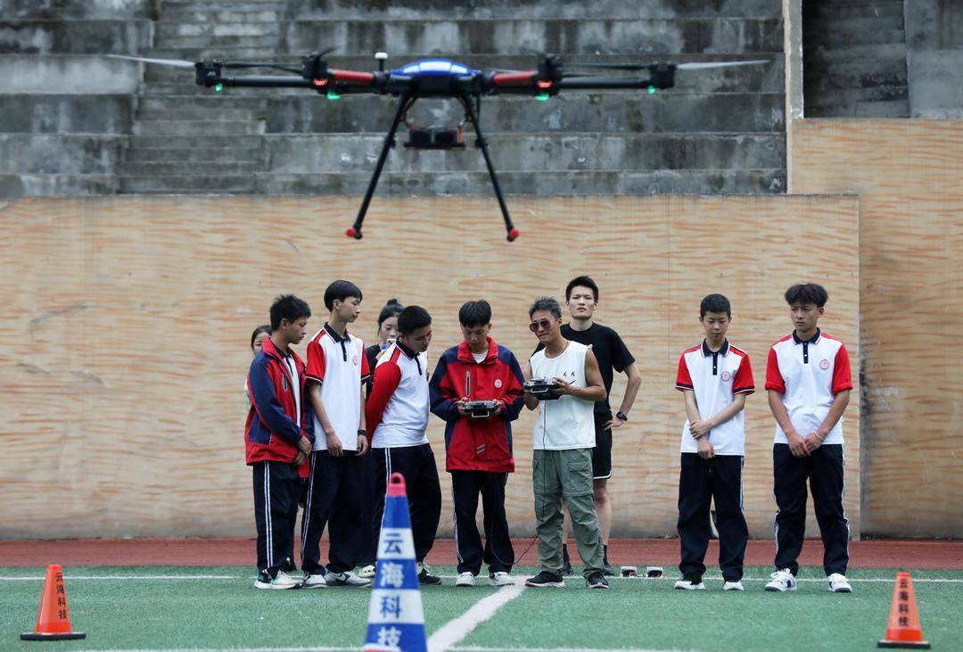 世界杯2026_四川彝族职校学生操控无人机越过大山 为家乡特产开辟“空中通道”