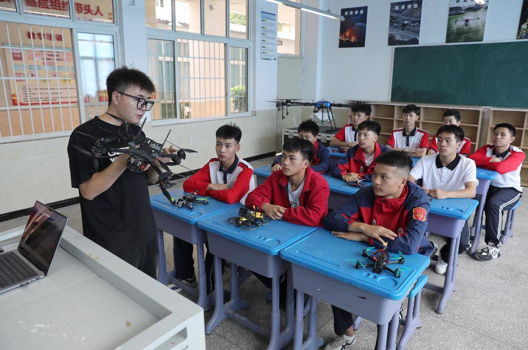 世界杯2026_四川彝族职校学生操控无人机越过大山 为家乡特产开辟“空中通道”