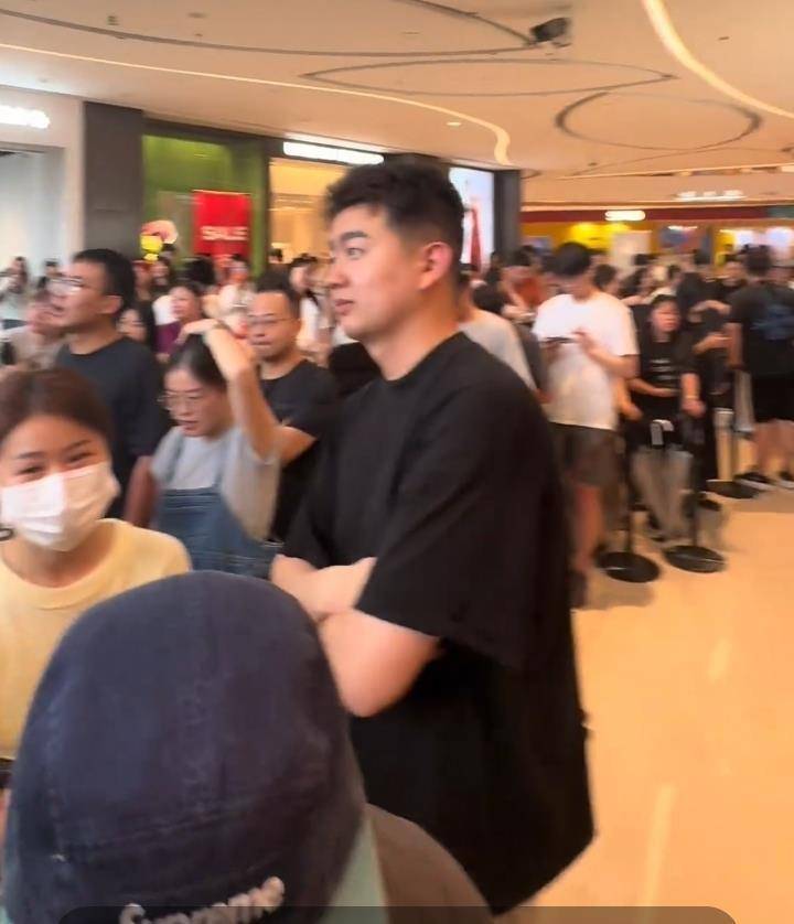 皇冠信用网出租代理_杭州一泡泡玛特新店开业2小时就关闭皇冠信用网出租代理，商场：顾客蜂拥而至十分疯狂，不知哪些是黄牛