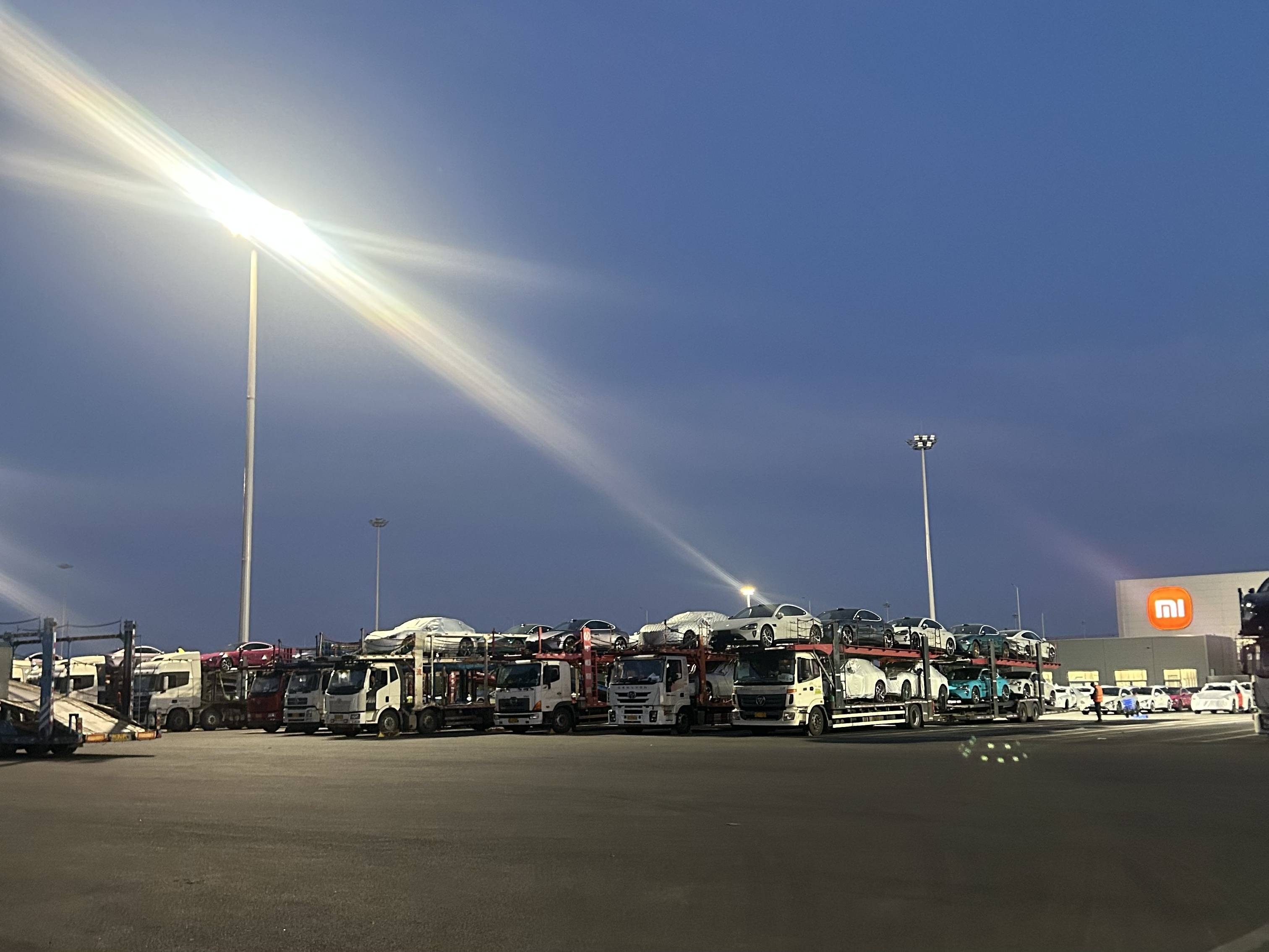 日本J2联赛_小米YU7上市72小时：“锁单+1”刷屏工作群日本J2联赛，提车时间最长超一年，雷军直面“产能挑战”？