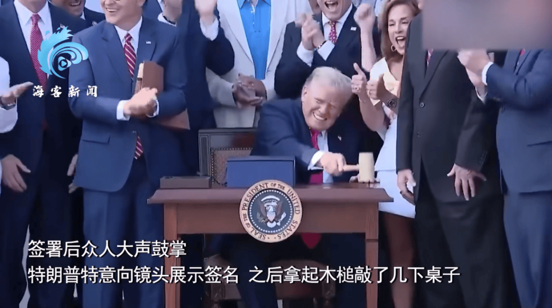 皇冠信用網占成代理_特朗普签署“大而美”法案皇冠信用網占成代理，B-2轰炸机飞跃白宫上空，现场画面→