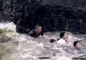 足球外围买球网站_杭州4人下江堤被潮水卷走足球外围买球网站，路人狂喊“抓树枝”，网友拍下惊险一幕