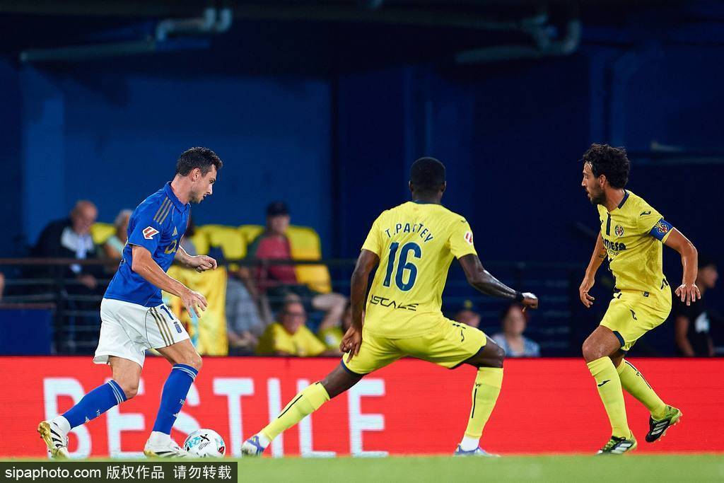 皇冠信用網怎么租_裁判果断出手！贡萨洛被布雷斯通肘击直红罚下皇冠信用網怎么租，西甲首轮引发热议