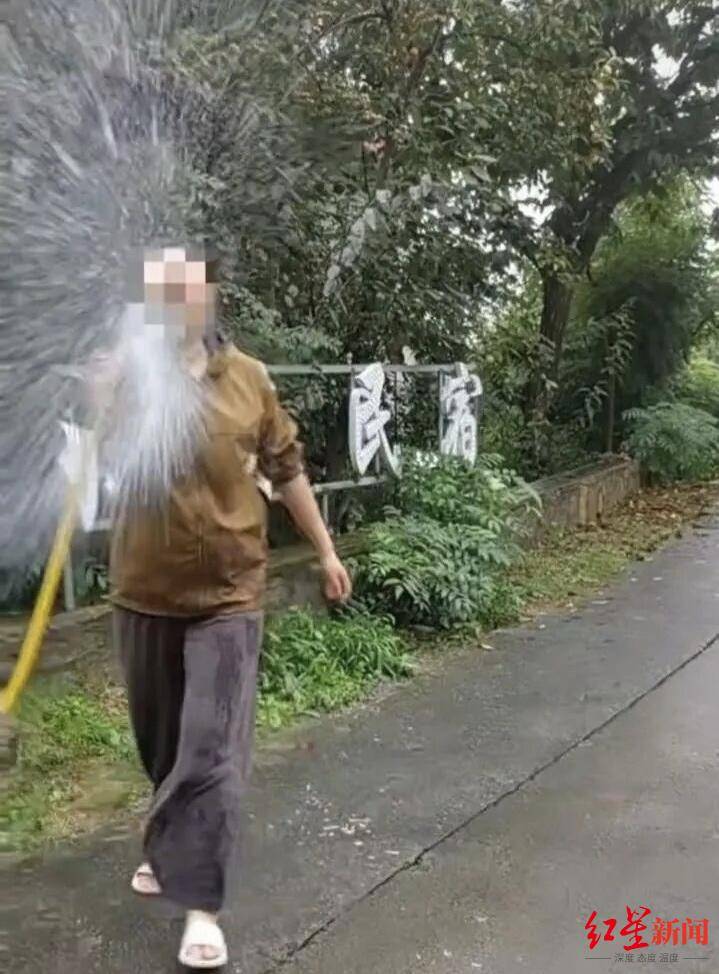 皇冠信用網可以占几成_游客景区内“捡板栗壳”与民宿老板起冲突皇冠信用網可以占几成，官方曾发文邀约捡板栗，景区称已处理完毕