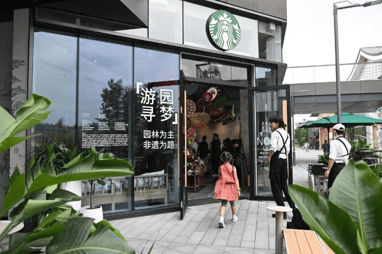 女王公园巡游者 vs 南安普敦_一问到底 | 星巴克中国40亿美元“大甩卖”女王公园巡游者 vs 南安普敦，意味着什么？