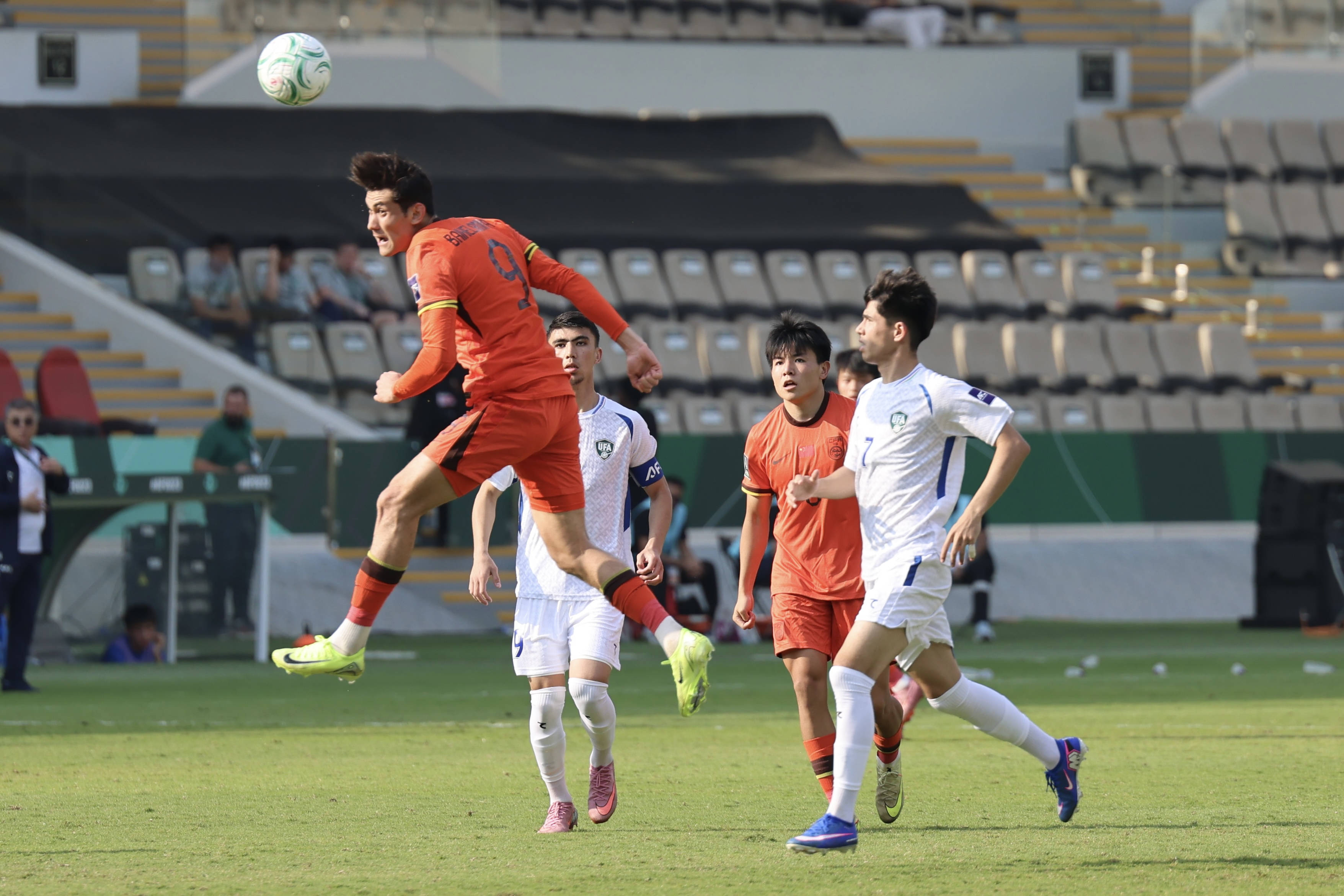 中国vs日本_亚足联：越南后卫范理德对拜合拉木暴力行为 停赛3场罚1000美元