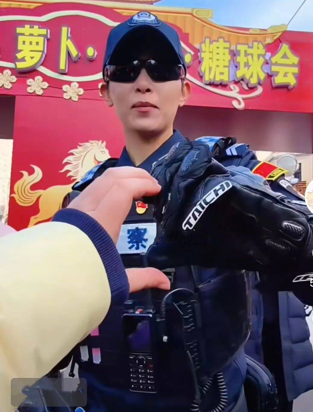 皇冠信用盘注册_全网刷屏！青岛“181女警”火了！“因为我身高181皇冠信用盘注册，所以代号181”